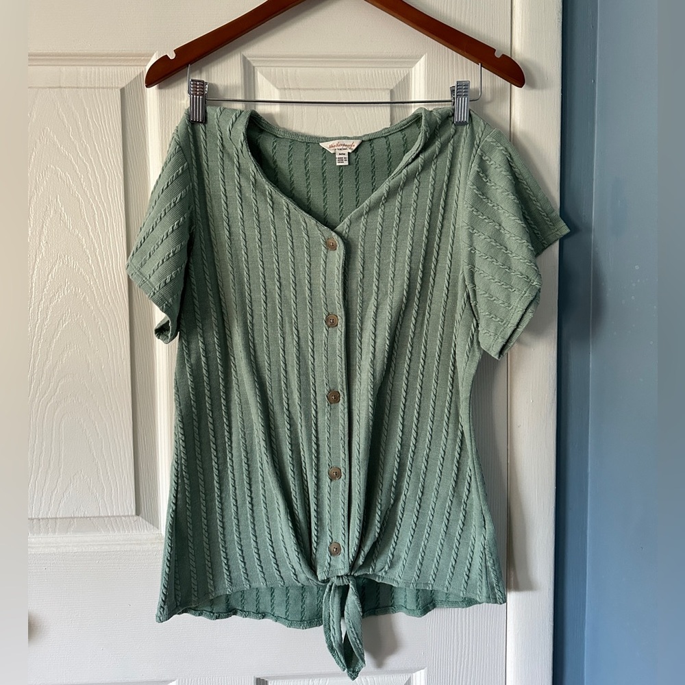 Light Green Button Down Short Sleeve Shirt with Front Tie - Medium